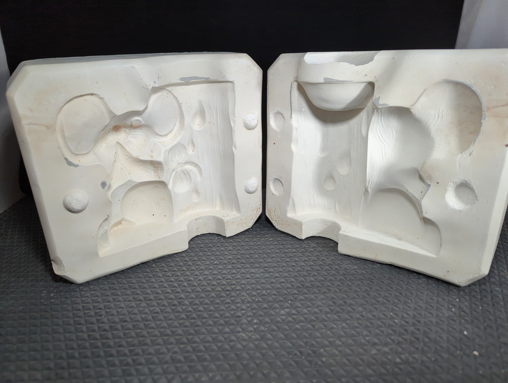 CM0670 - 488 Kelly Mold - Mouse by Tree Stump