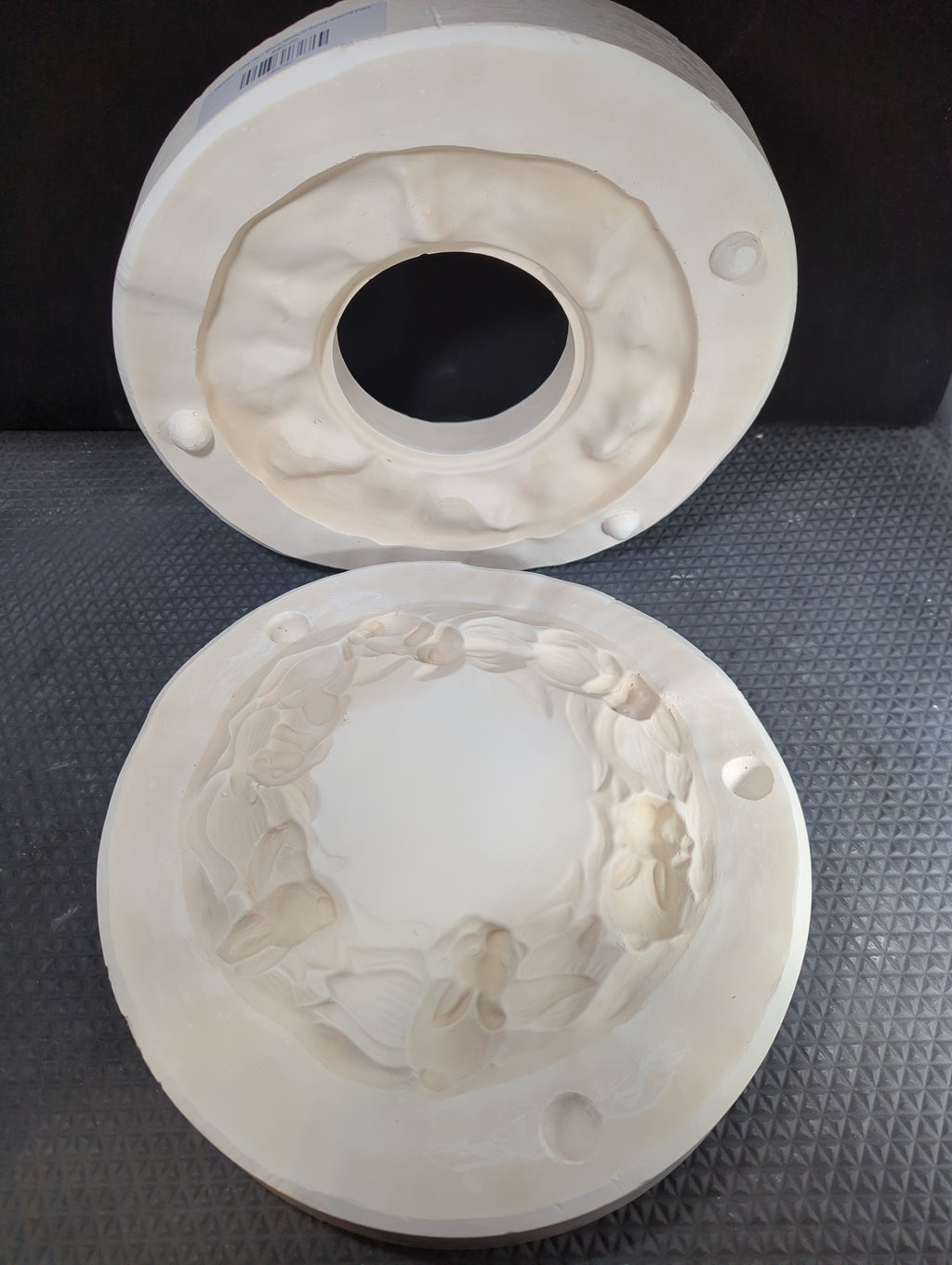 CM1329 - 1282 Vern Elliott Medium Bunny Around Plate