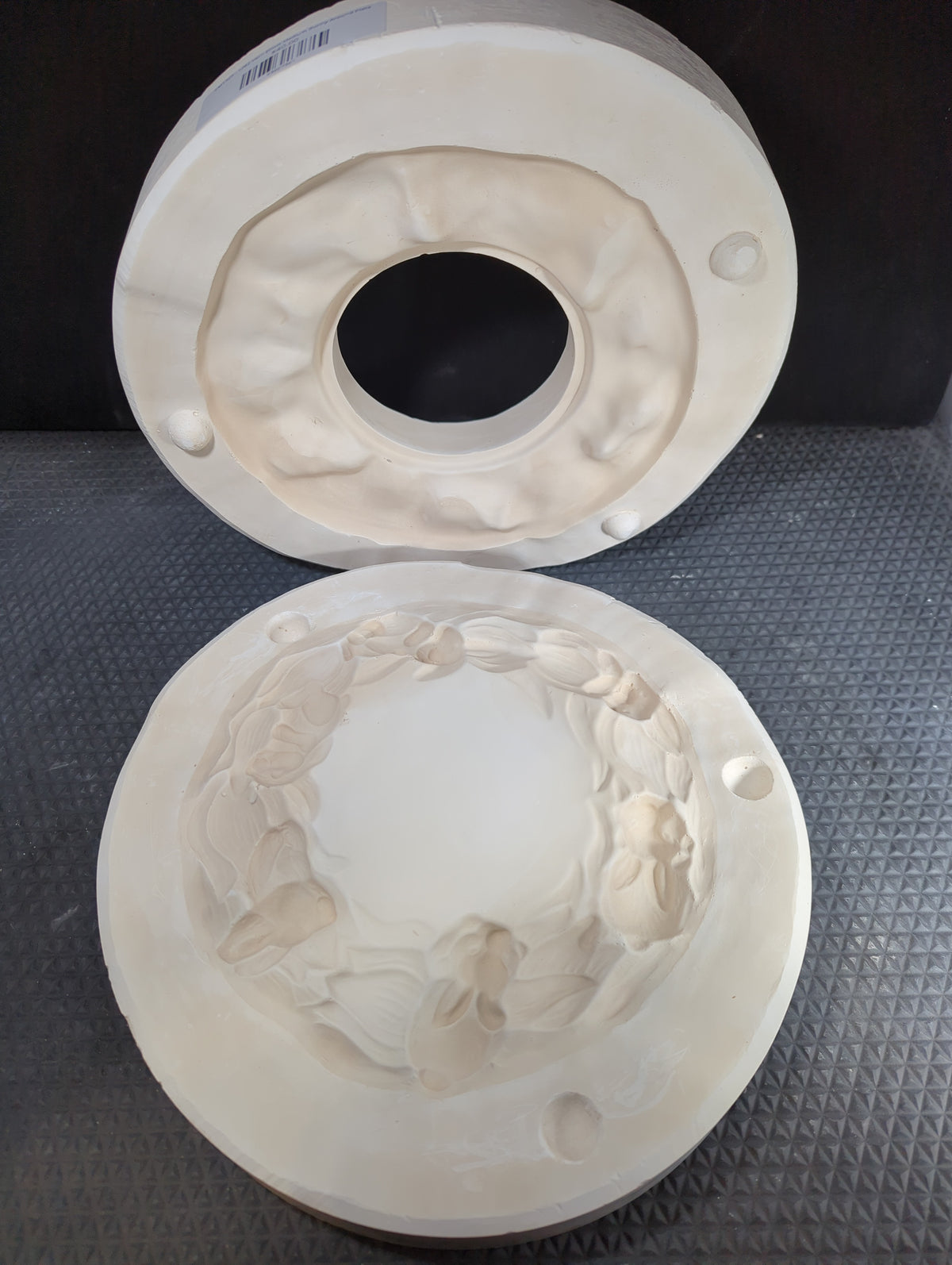 CM1329 - 1282 Vern Elliott Medium Bunny Around Plate