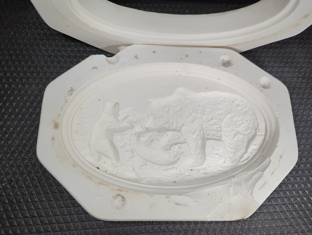 CM0333 - GR-278 Doc Holliday Fishing Bear Lid Oval