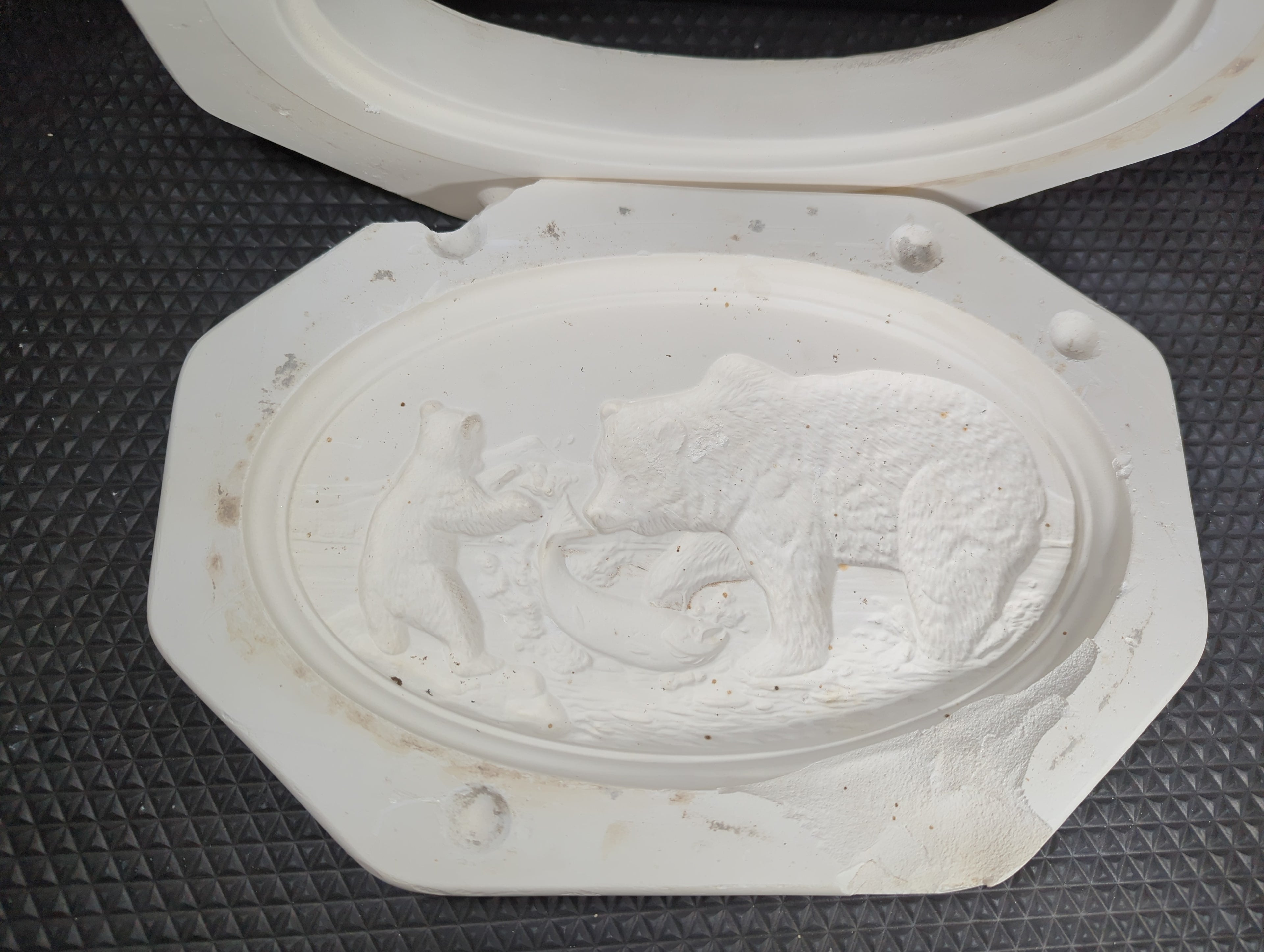 CM0333 - GR-278 Doc Holliday Fishing Bear Lid Oval