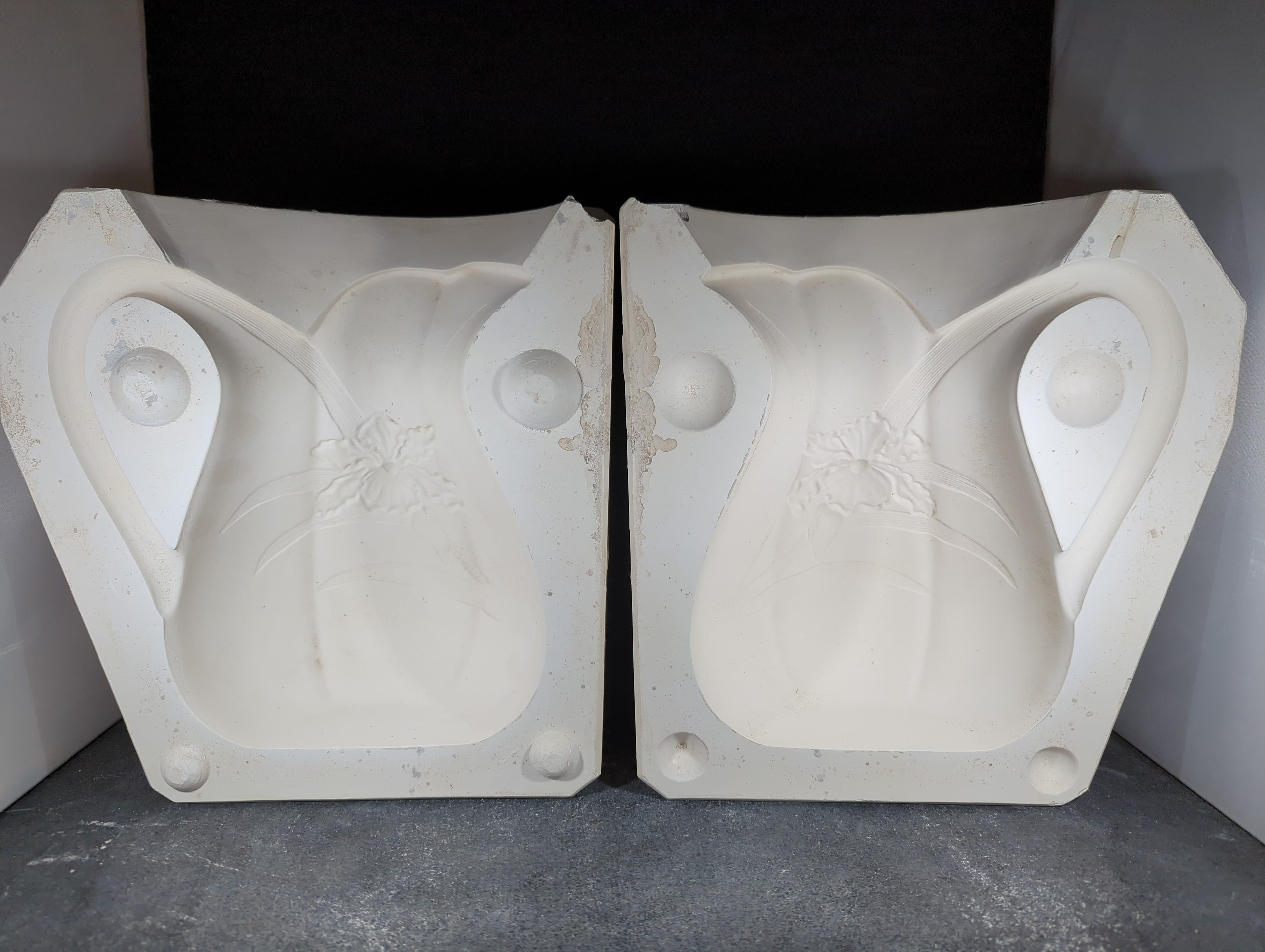 CM0138 - DM 870 Duncan Iris Pitcher