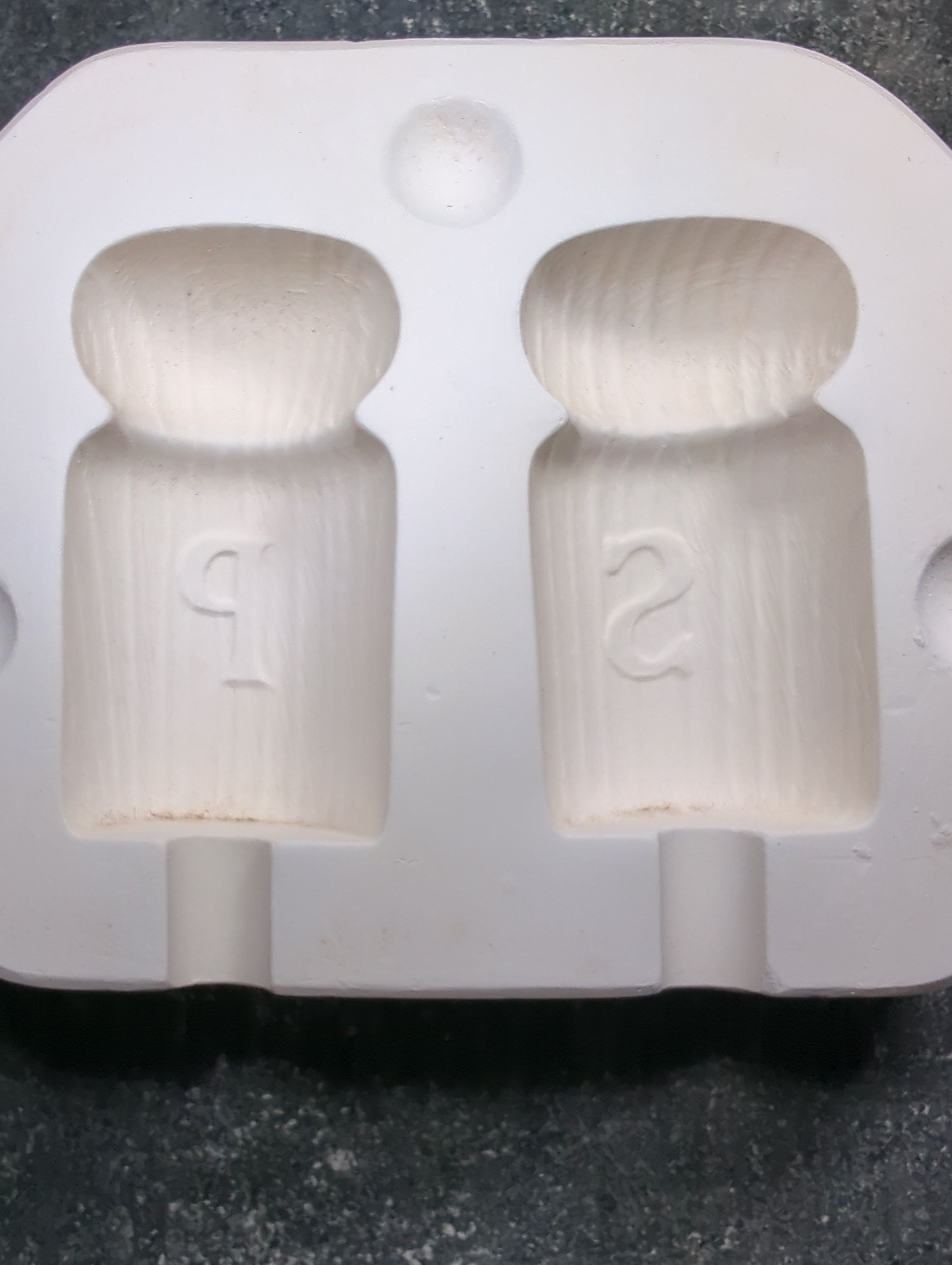 CM0113 - 1323 Kimple Salt and Pepper Shaker