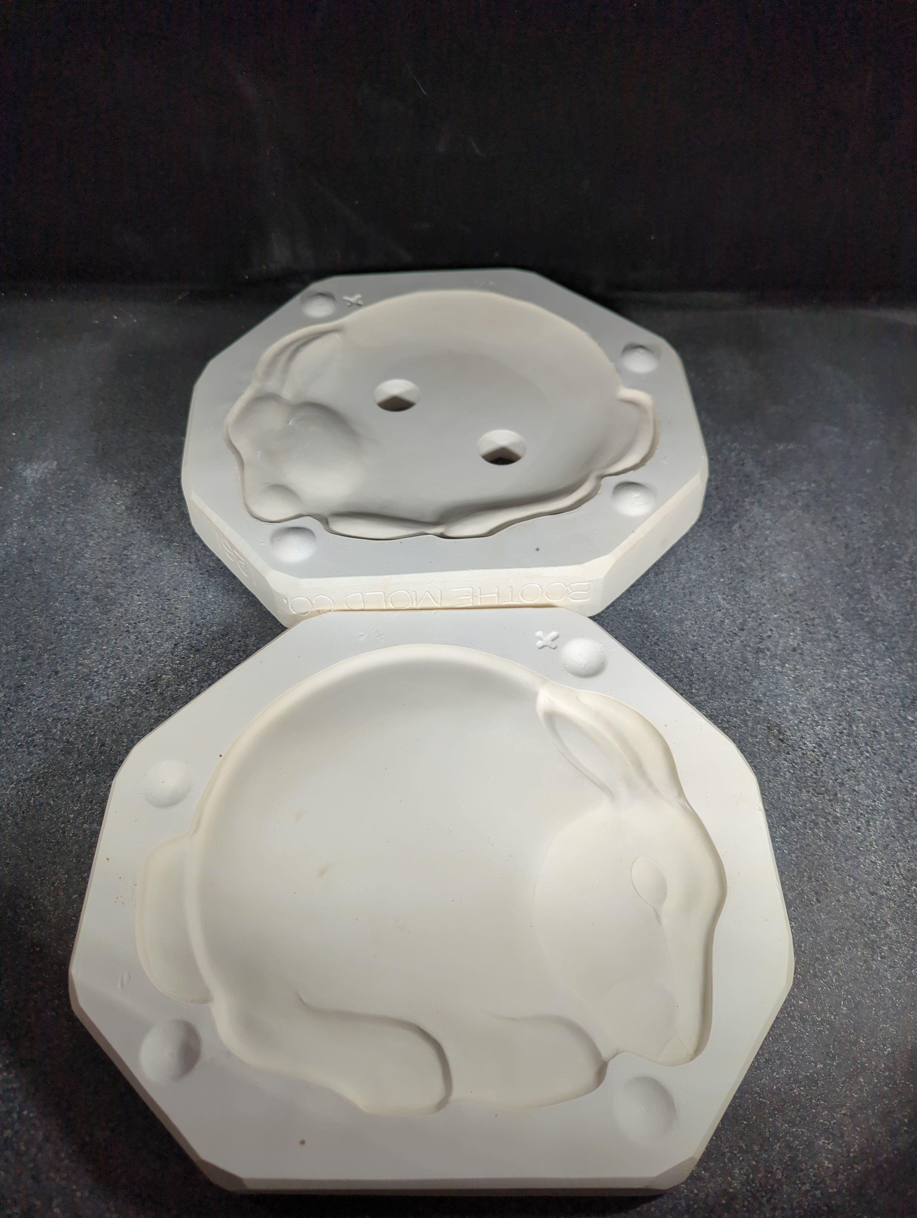 CM0176 - 1261 Boothe Bunny Plate