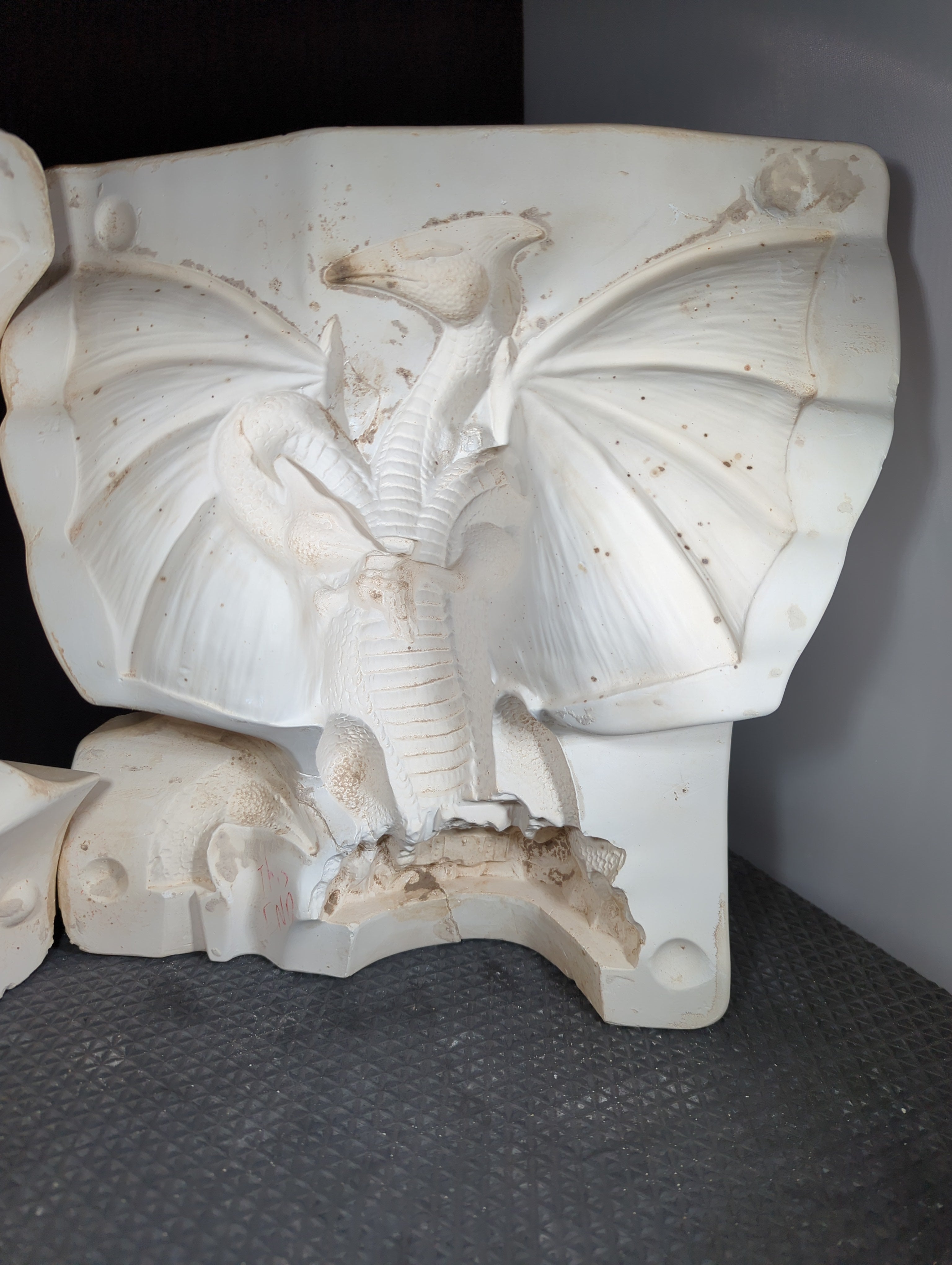 CM0749 - 2500 Gare Trigoran 10"T - Three Headed Dragon