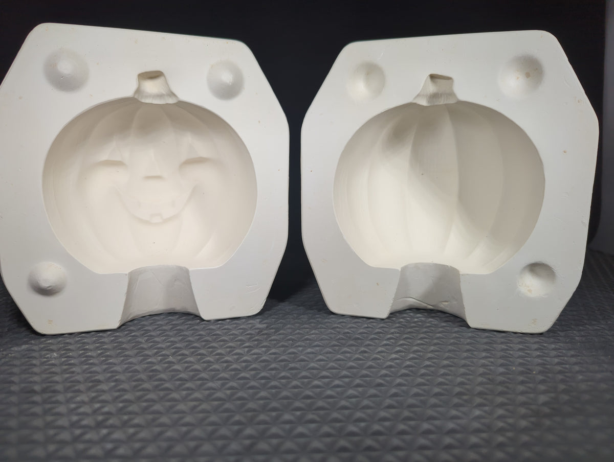 CM0996 - 392 Riverview Small Pumpkin with Face