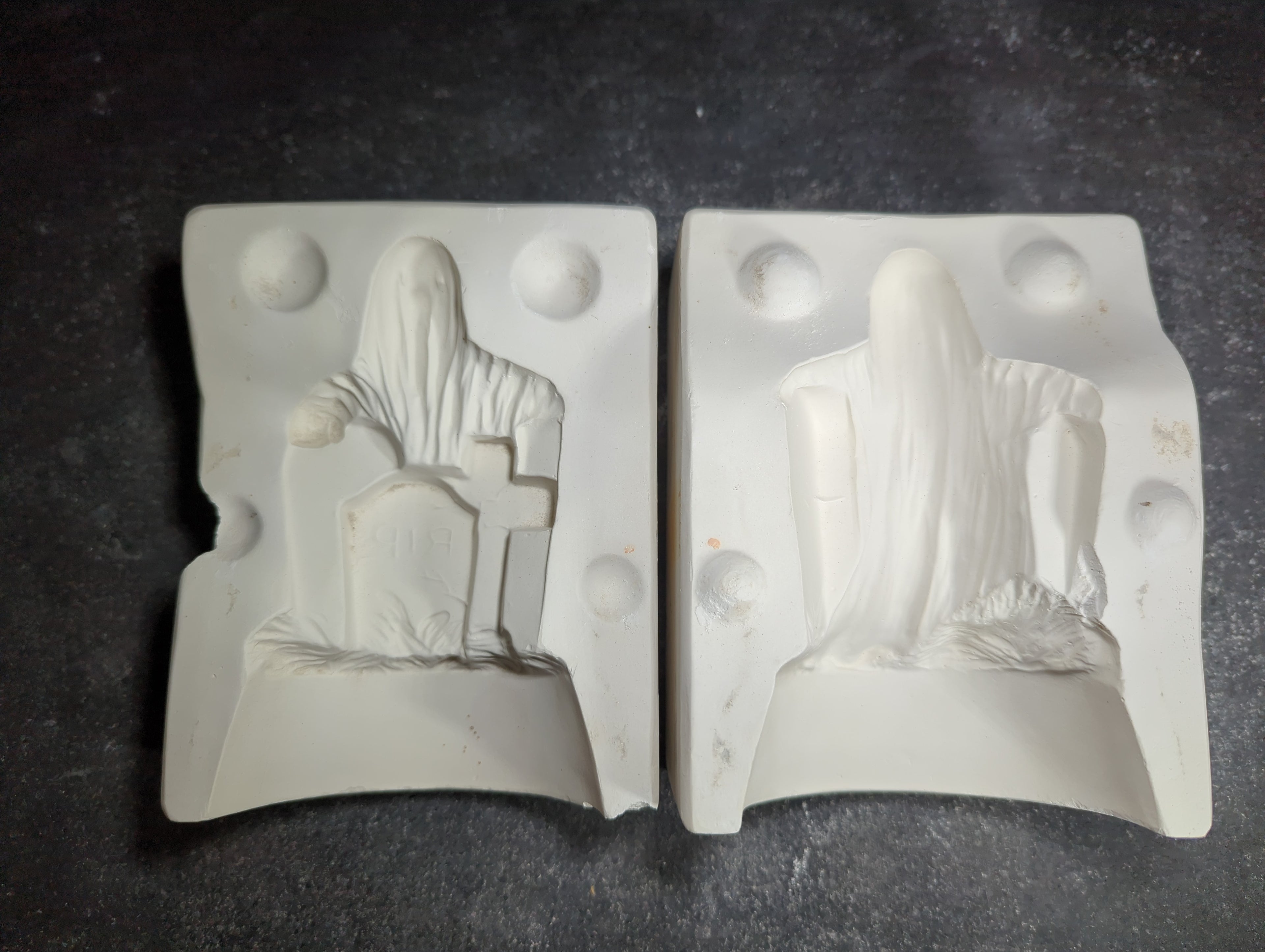 CM0098 - 325 Yoziehc Ghost in Graveyard