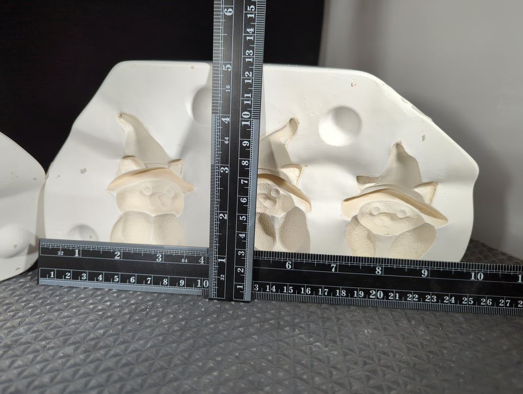 CM0667- J636 Clay Magic Three Cat Witch Attc
