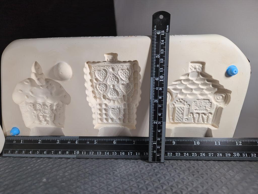 CM1361 - M1305 Mayco Gingerbread House(3)/ Cupcake Orn Mold
