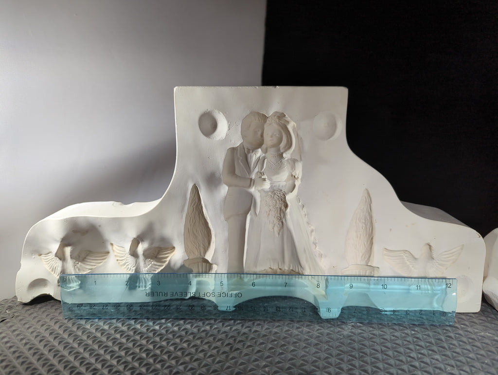 CM0496 - L-1111 Gare Wedding Couple with Doves