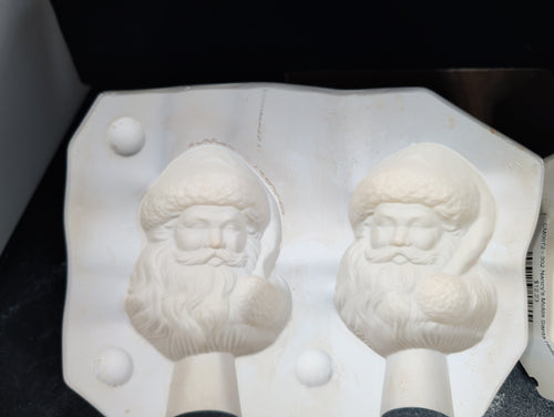 CM0072 - 302 Nancy's Molds Santa Heads