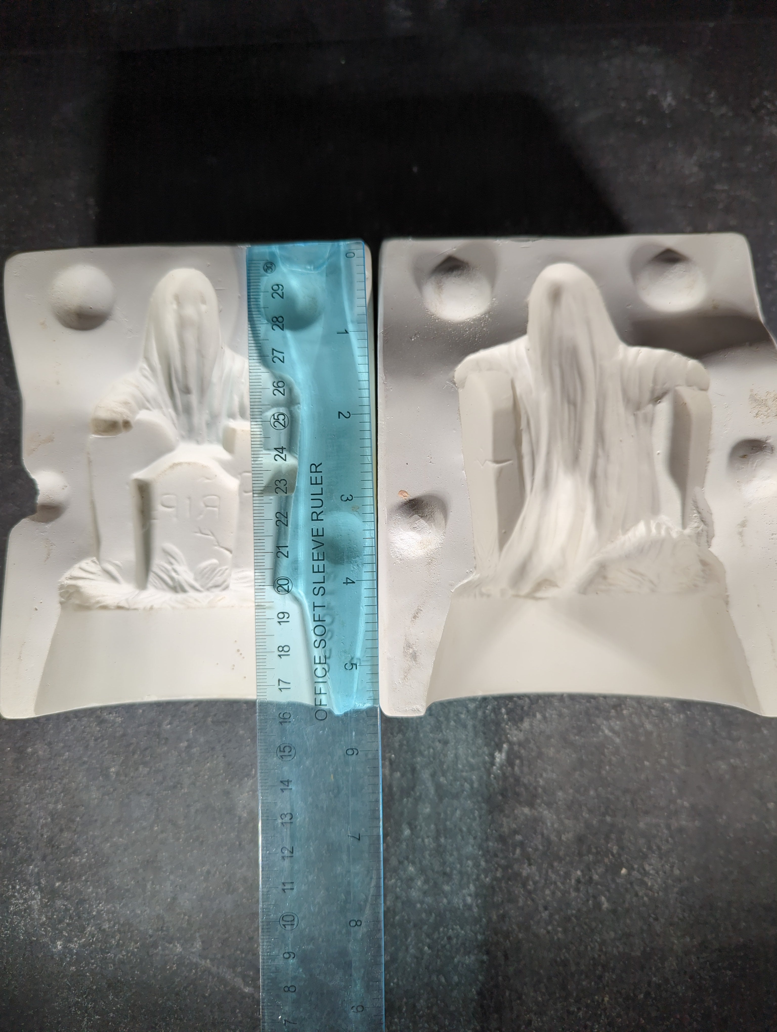 CM0098 - 325 Yoziehc Ghost in Graveyard