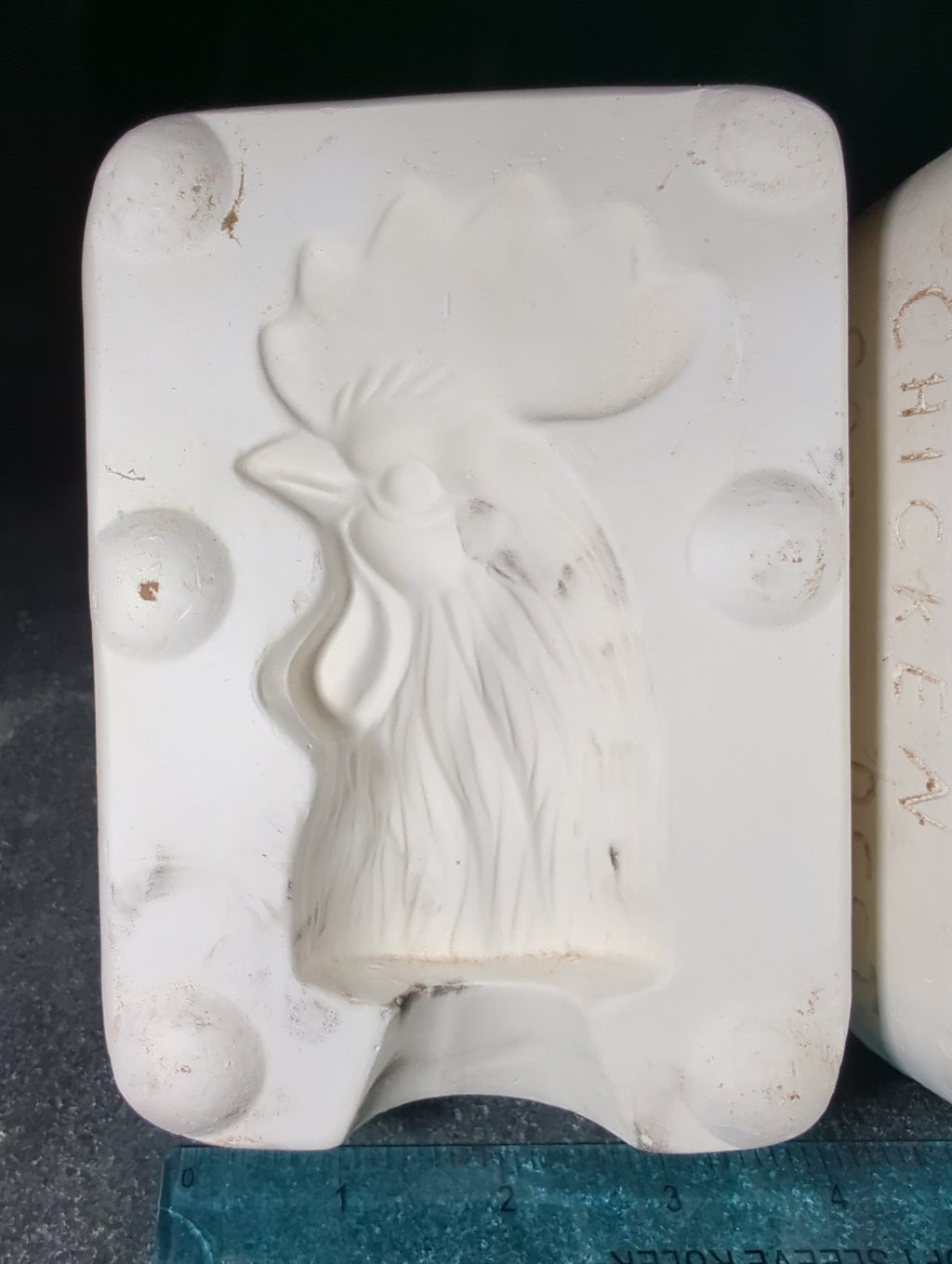 CM0106 - Unmarked Chicken Spoon Rest?