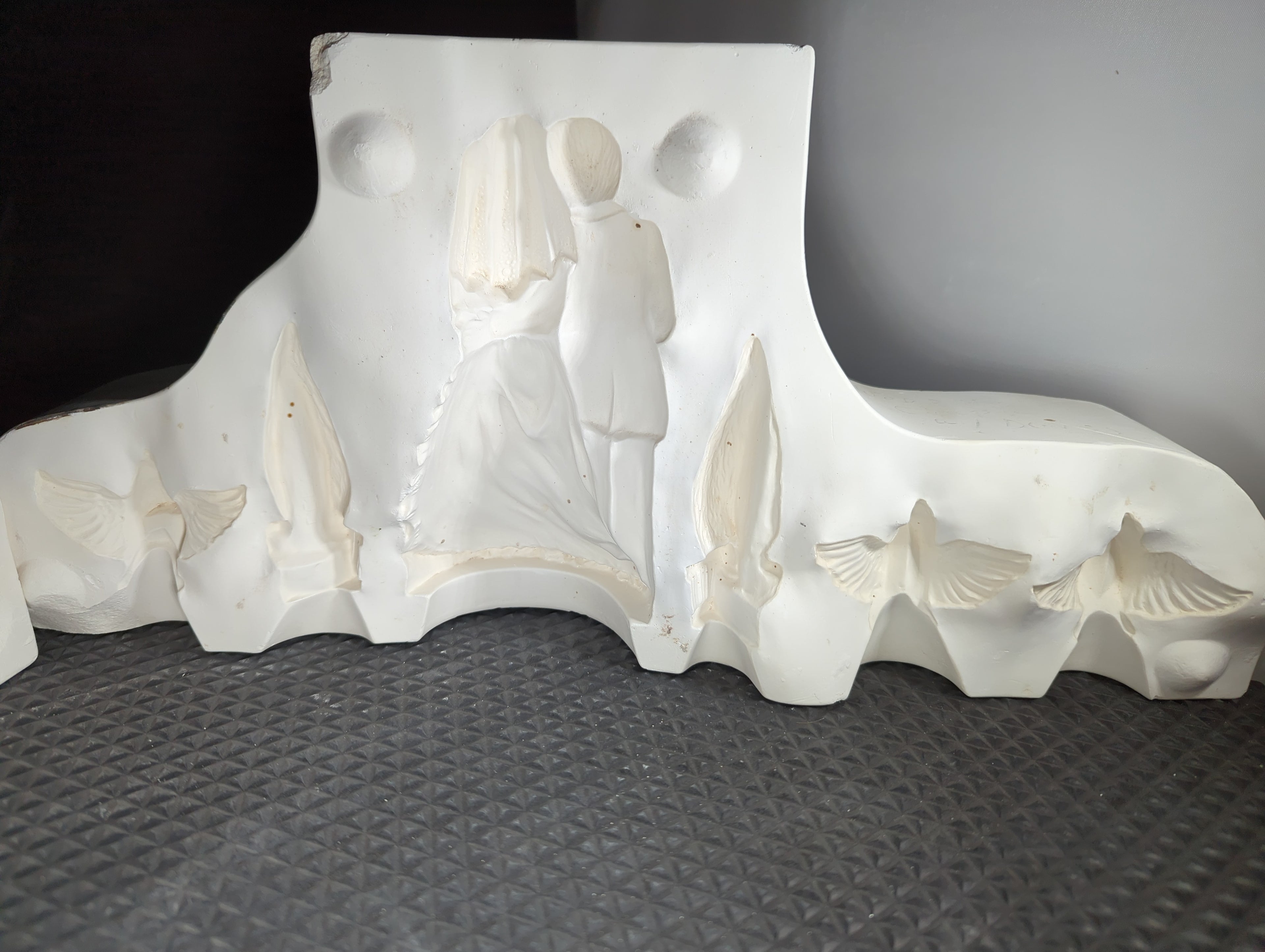 CM0496 - L-1111 Gare Wedding Couple with Doves