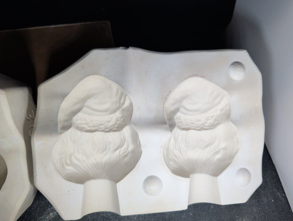 CM0072 - 302 Nancy's Molds Santa Heads