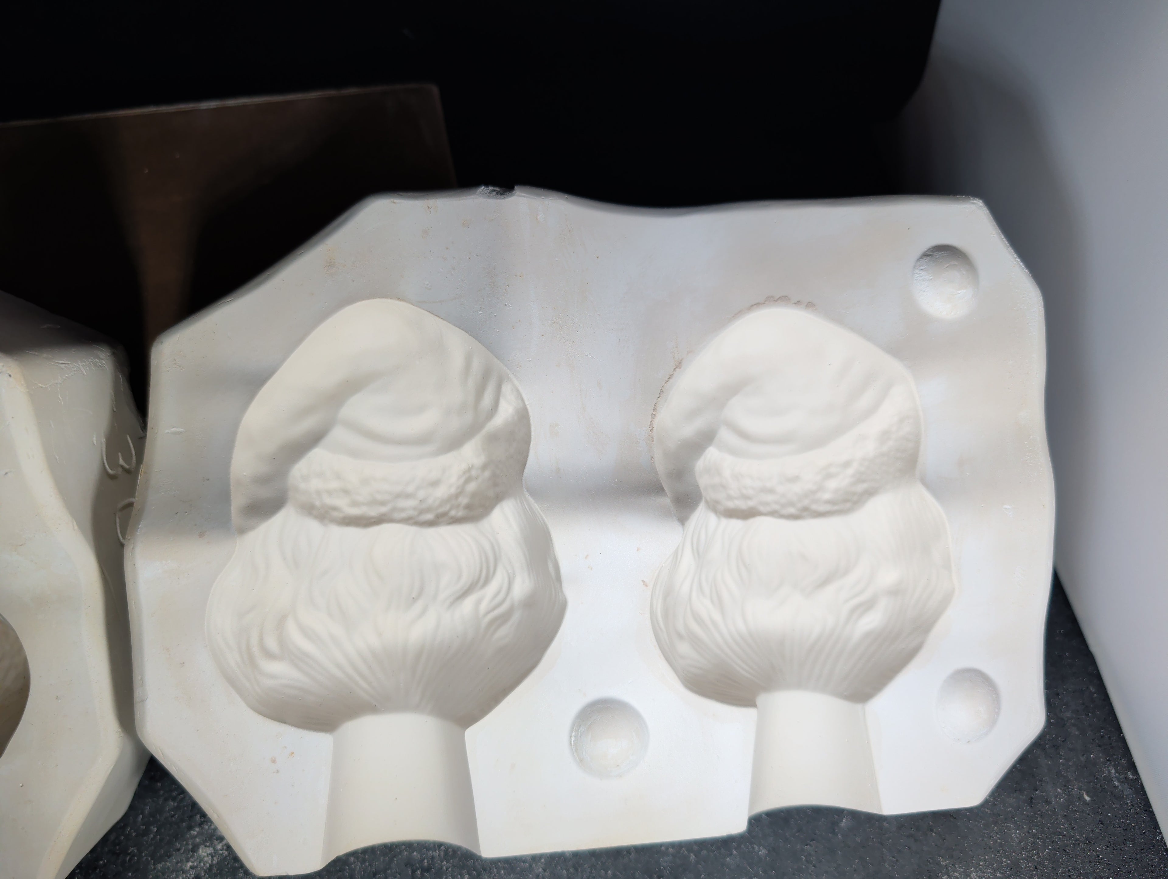 CM0072 - 302 Nancy's Molds Santa Heads