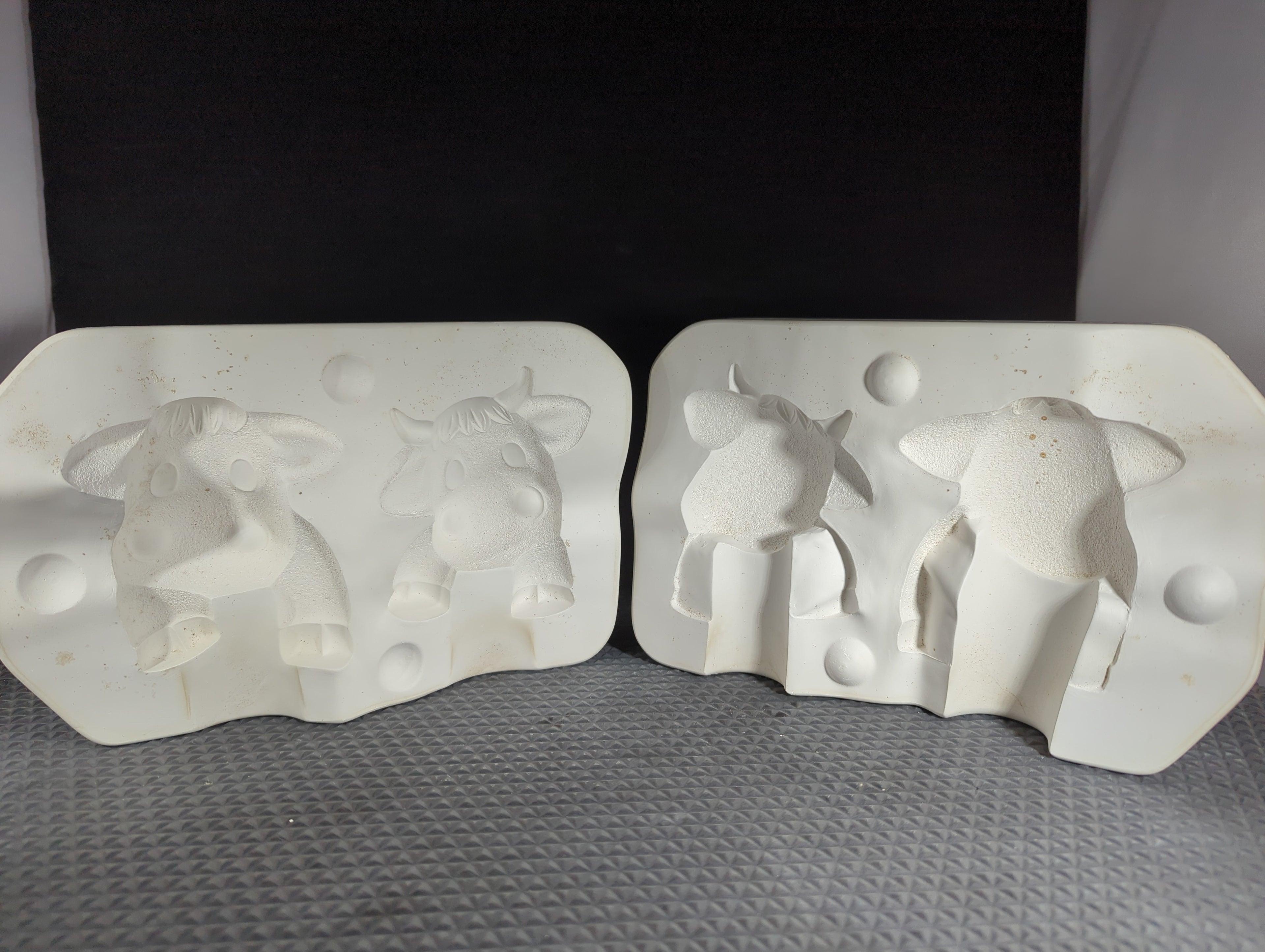 CM0918 - J1007 Clay Magic Two Cow Att