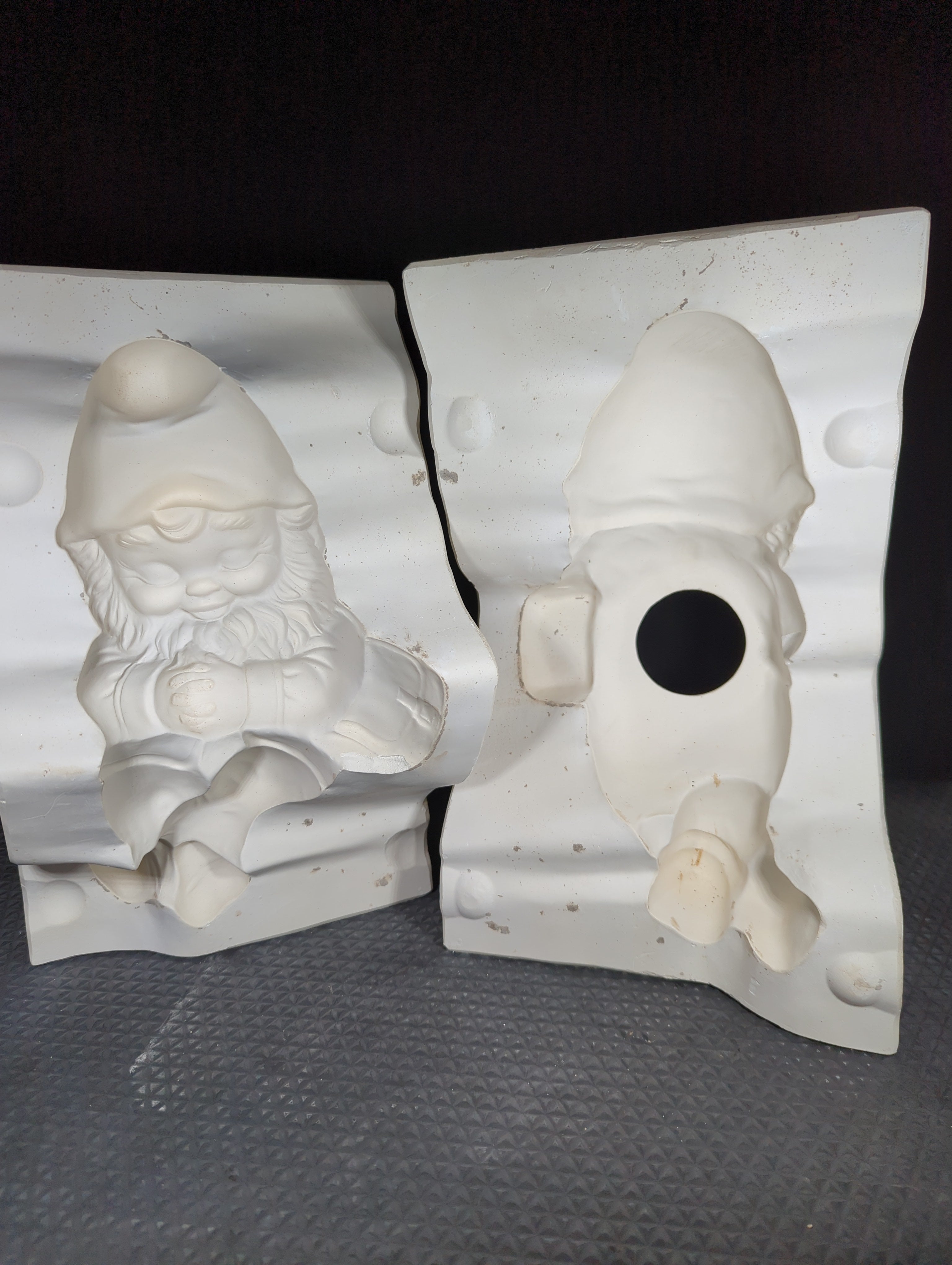 CM0862 - A589 Alberta Large Gnome Laying Down