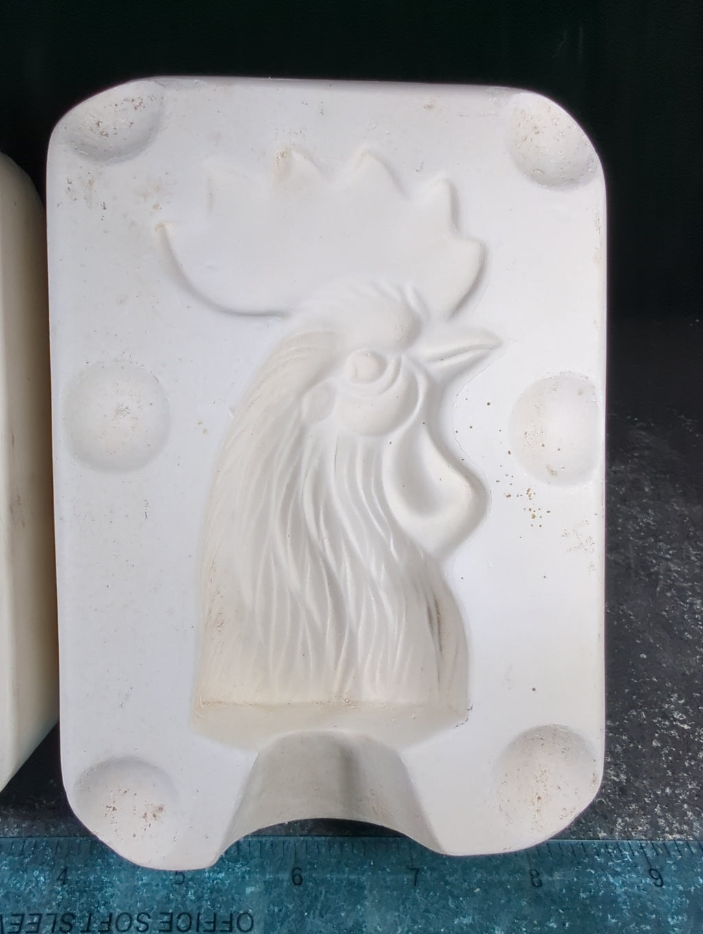 CM0106 - Unmarked Chicken Spoon Rest?