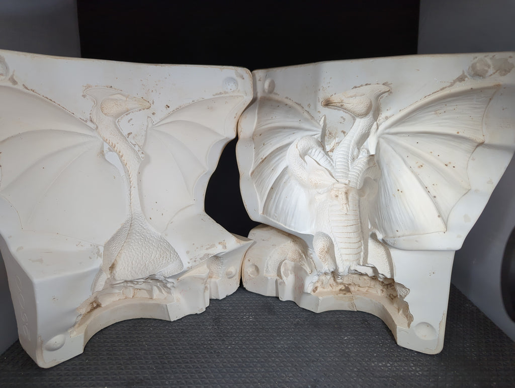 CM0749 - 2500 Gare Trigoran 10"T - Three Headed Dragon