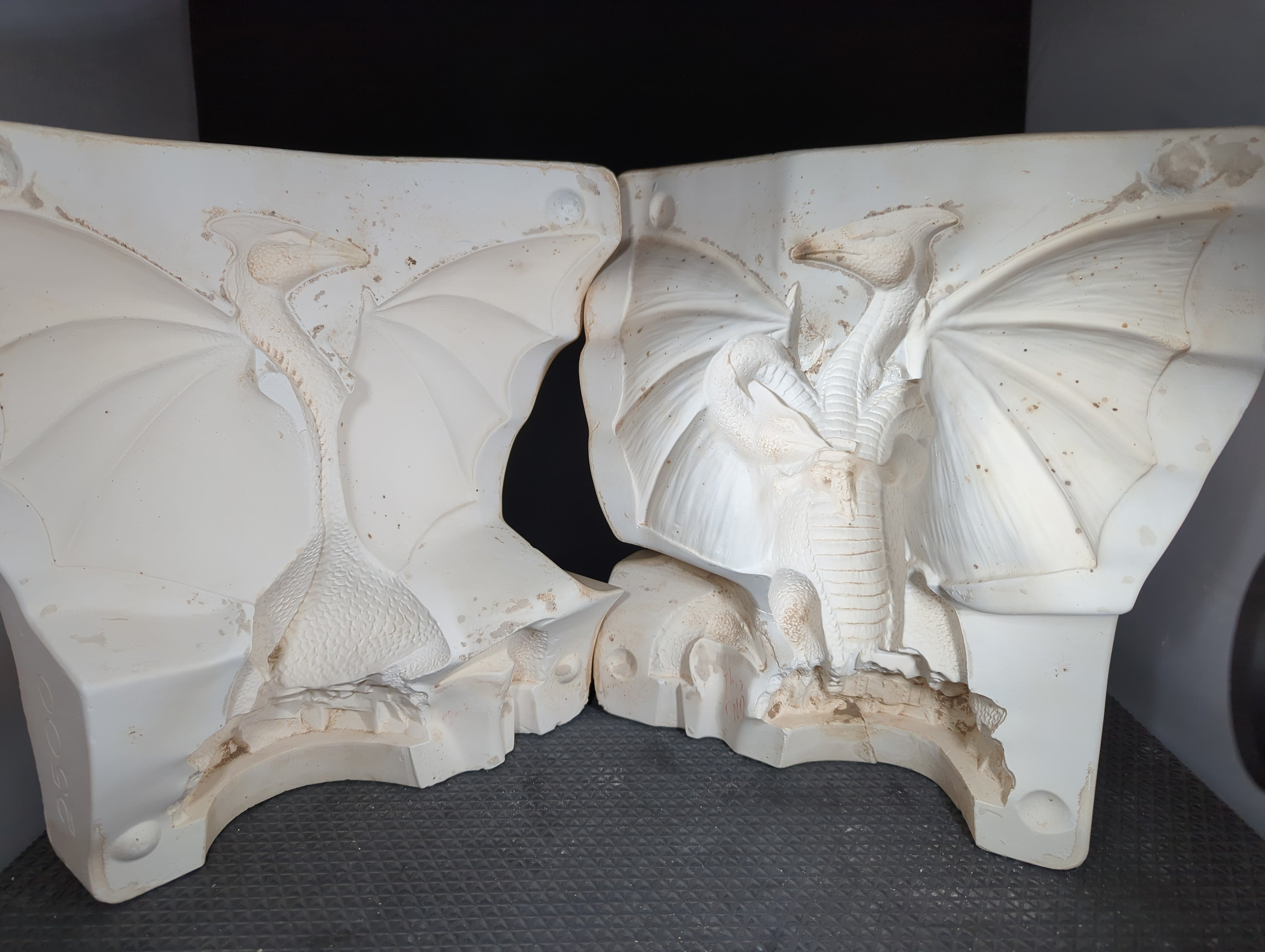 CM0749 - 2500 Gare Trigoran 10"T - Three Headed Dragon