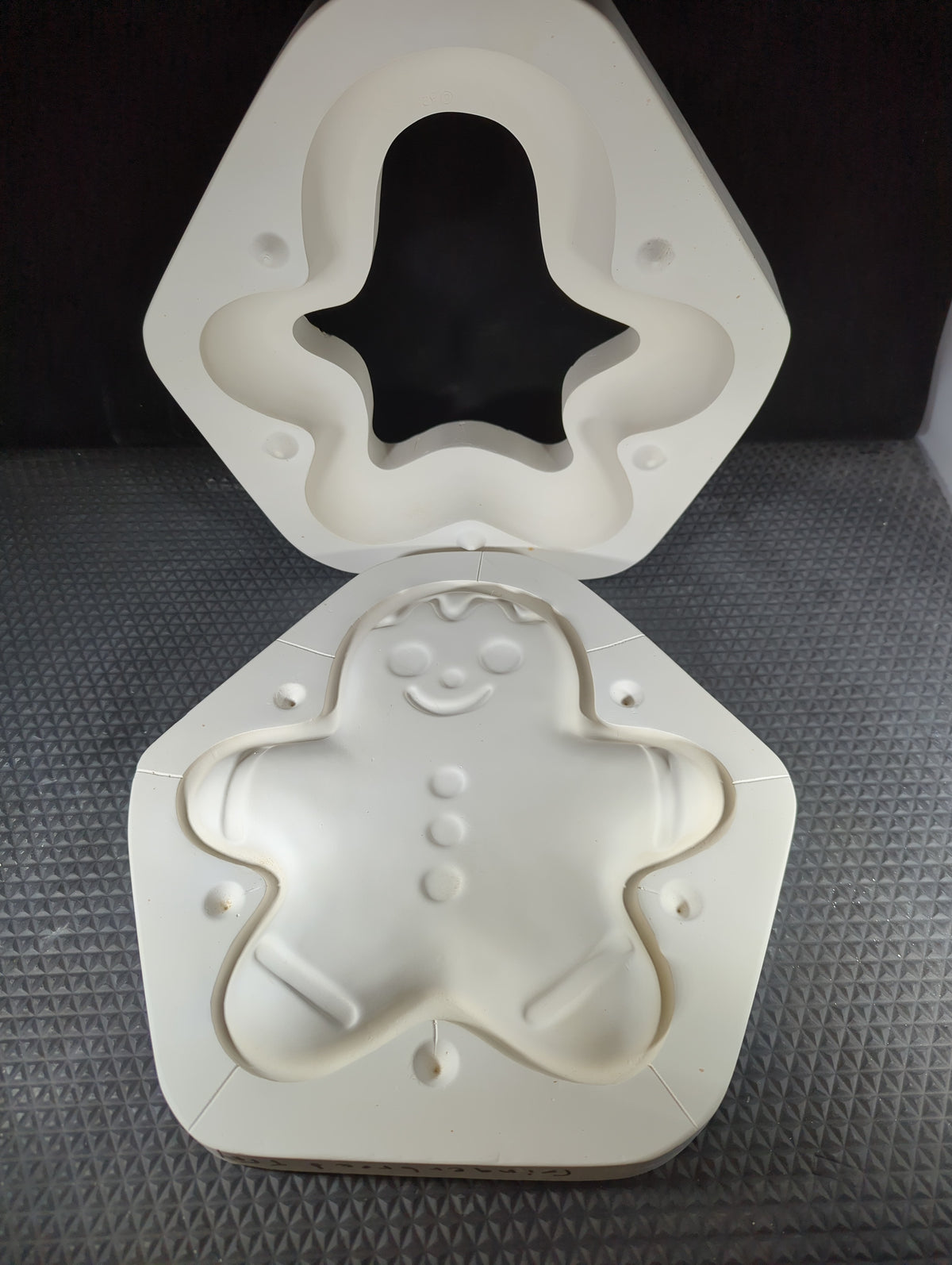 CM1544 - C-2505 Ceramichrome Gingerbread Plate Mold