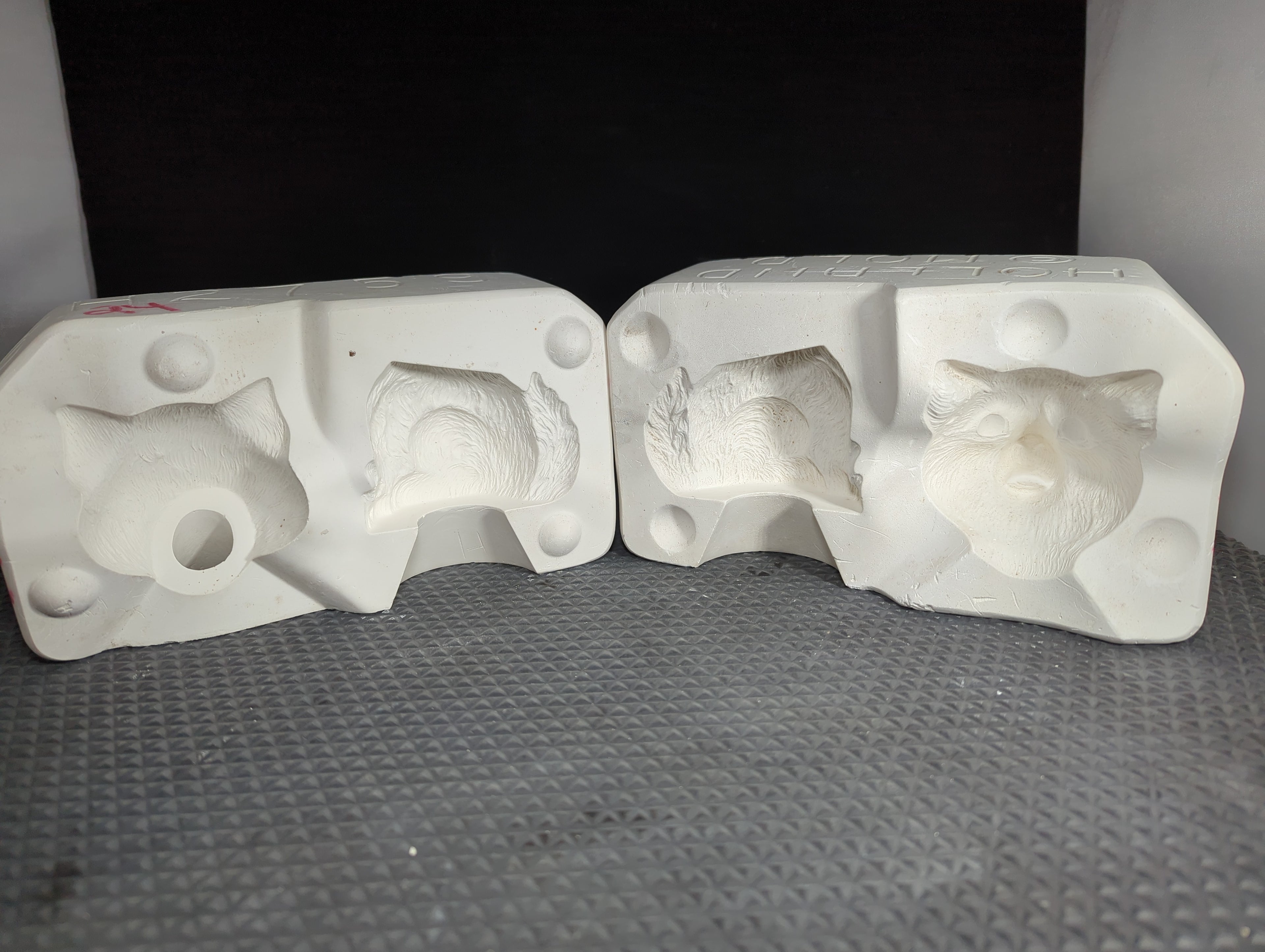 CM0909 - H2759 Holland Molds Cat